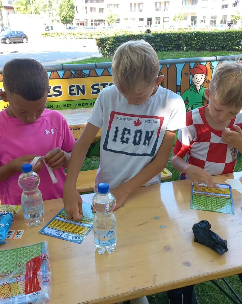 Kinderen in actie bij Verloot je Zooitje — sfeerfoto 2