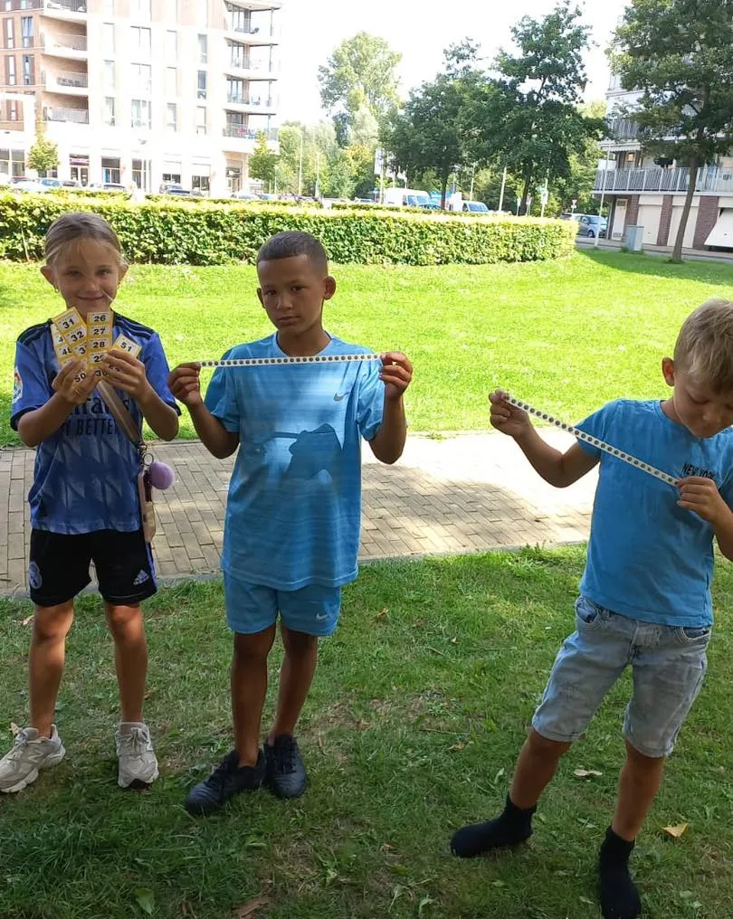 Kinderen in actie bij Verloot je Zooitje — sfeerfoto 3