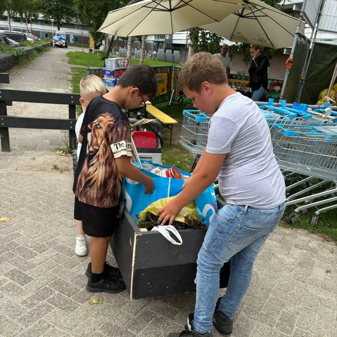 Kinderen in actie bij Verloot je Zooitje — sfeerfoto 8